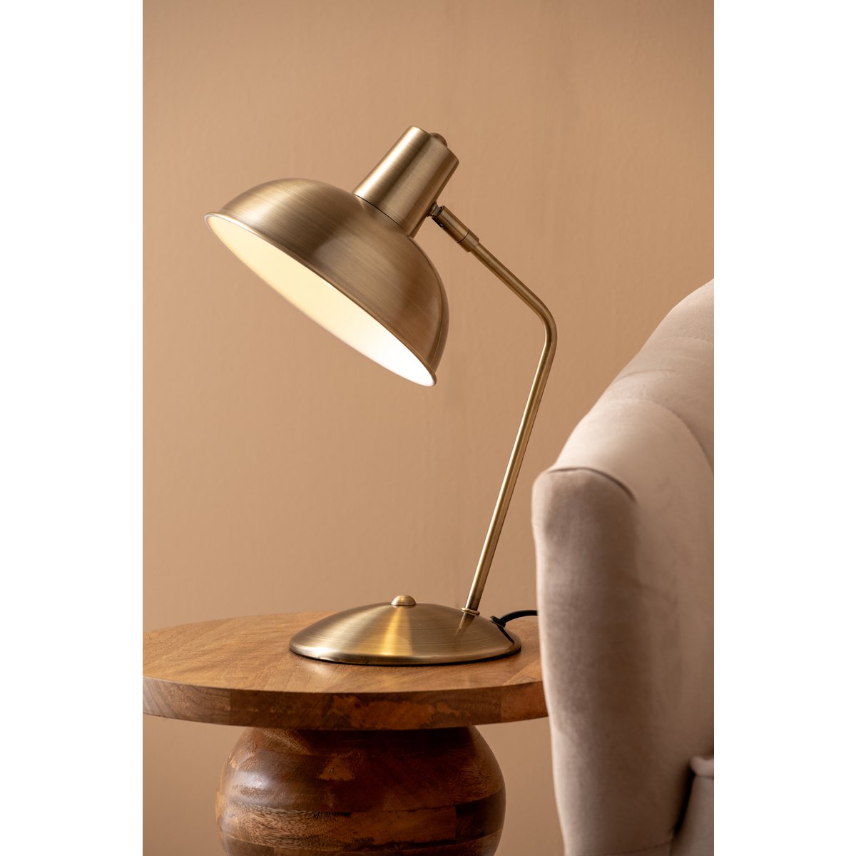 Capot de lampe de table