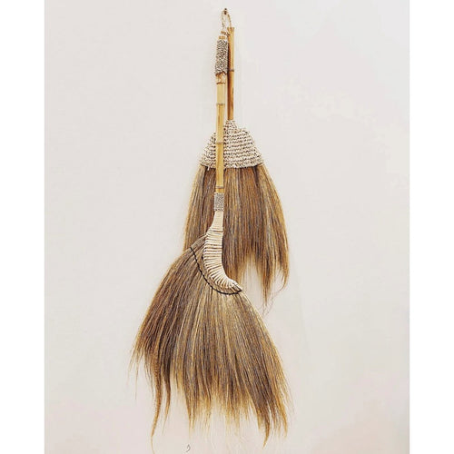 Balai décoratif en raphia naturel – The Raphia Broom | Bazar Bizar