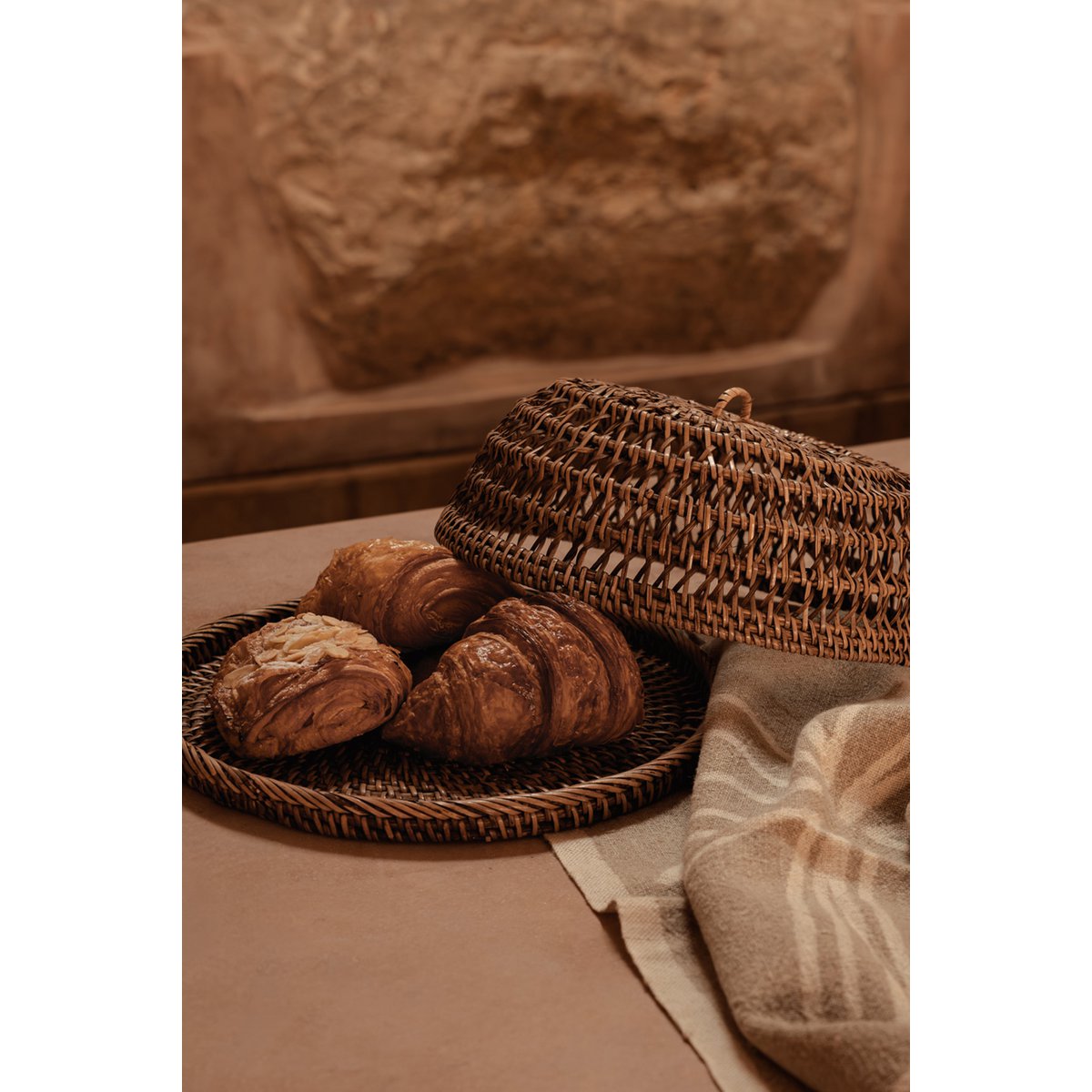 Cloche alimentaire en rotin tressé – Brun Naturel – M | Bazar Bizar