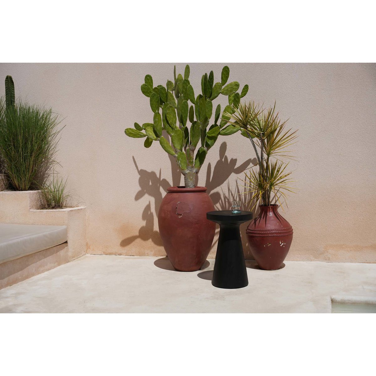 Table d’appoint en bois de suar Fidji – Noir | Bazar Bizar