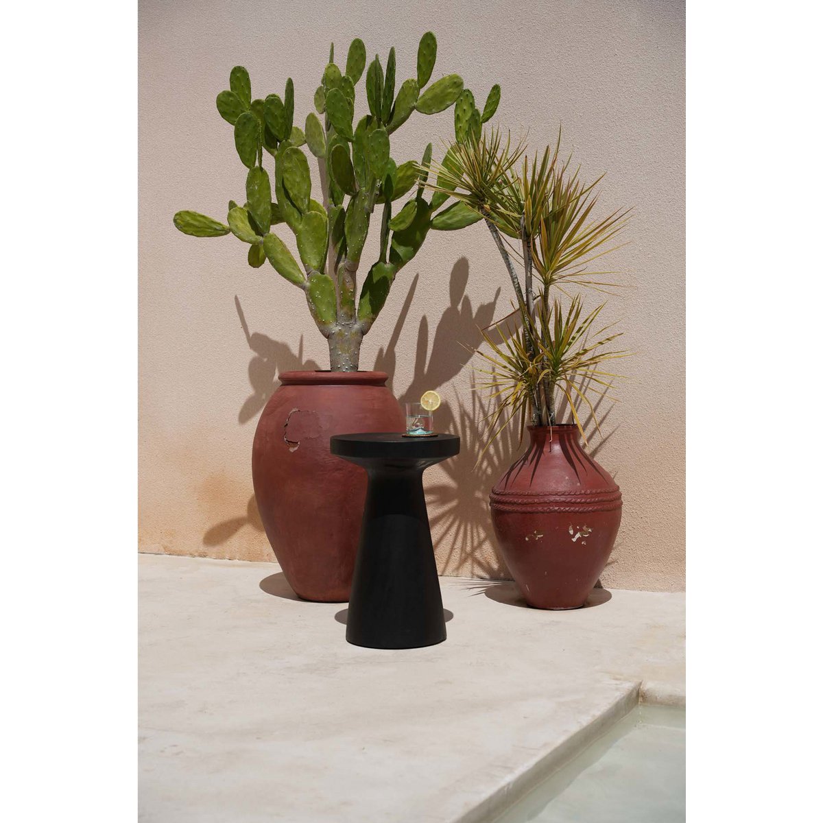 Table d’appoint en bois de suar Fidji – Noir | Bazar Bizar