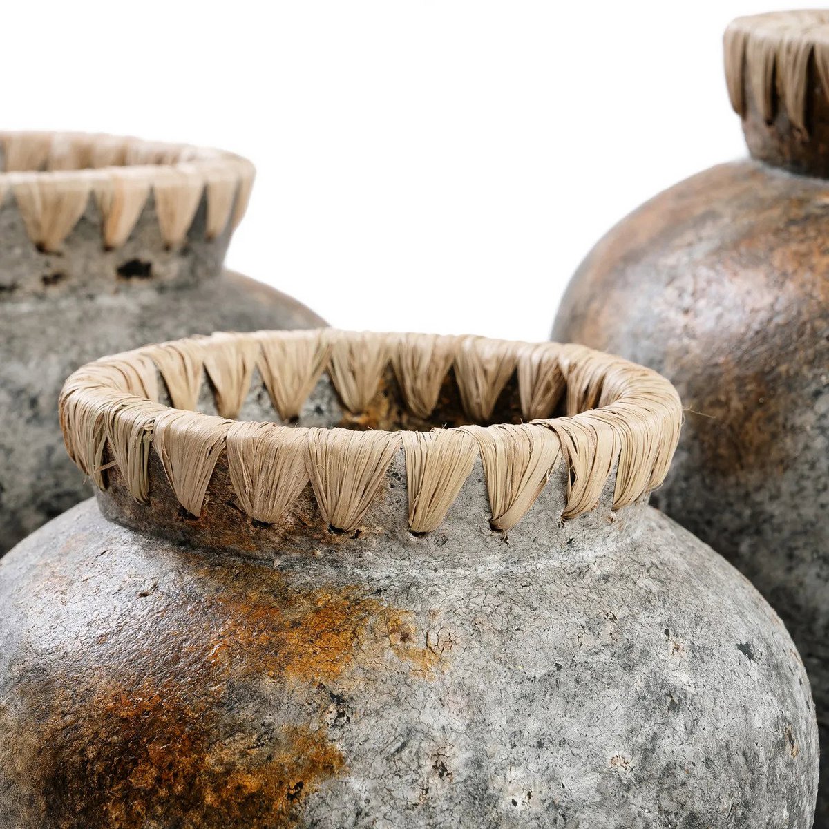 Vase en terre cuite et raphia Styly – Gris Antique – L | Bazar Bizar