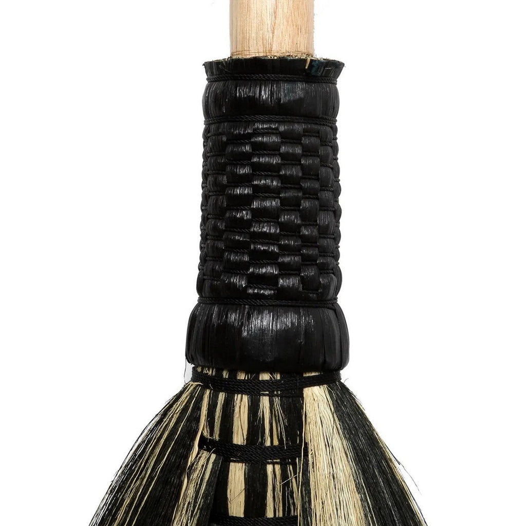 Grand balai décoratif en herbe naturelle – Noir Naturel – 130cm | Bazar Bizar