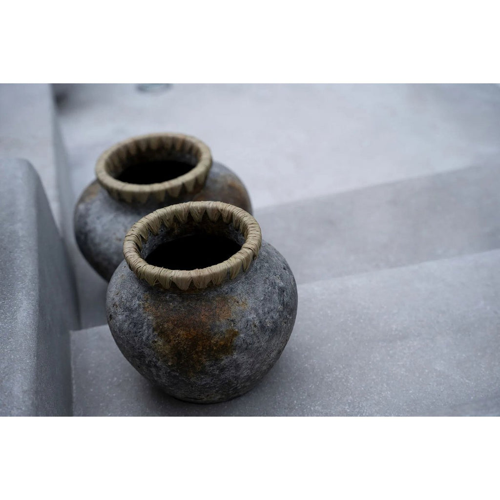 Vase en terre cuite et raphia Styly – Gris Antique – L | Bazar Bizar
