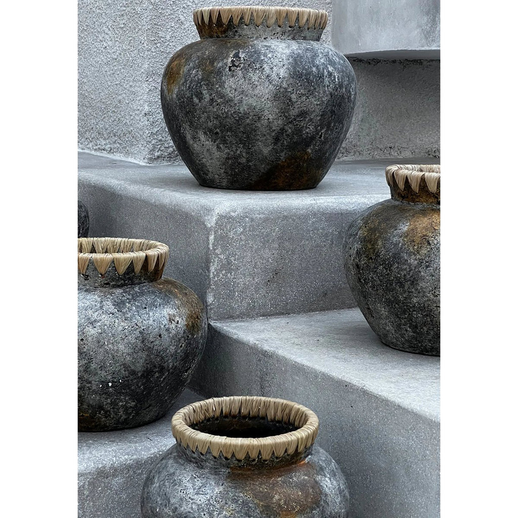 Vase en terre cuite et raphia Styly – Gris Antique – L | Bazar Bizar