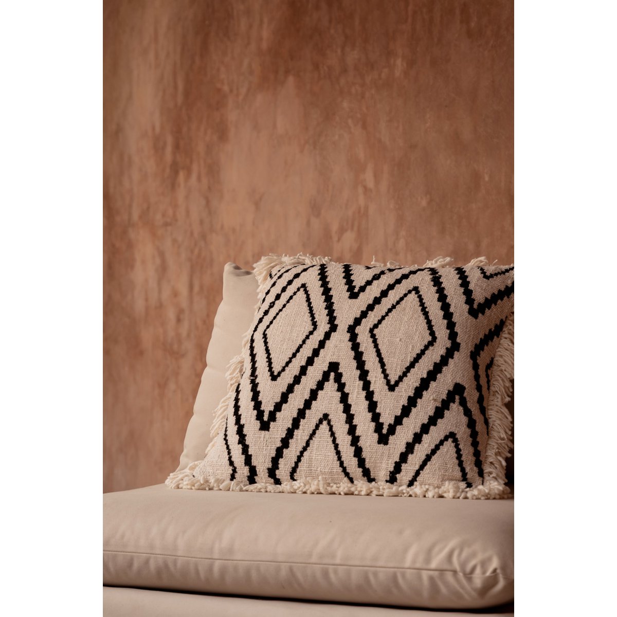 Housse de coussin géométrique Sahara Diamond – Noir Naturel – 50×50cm | Bazar Bizar