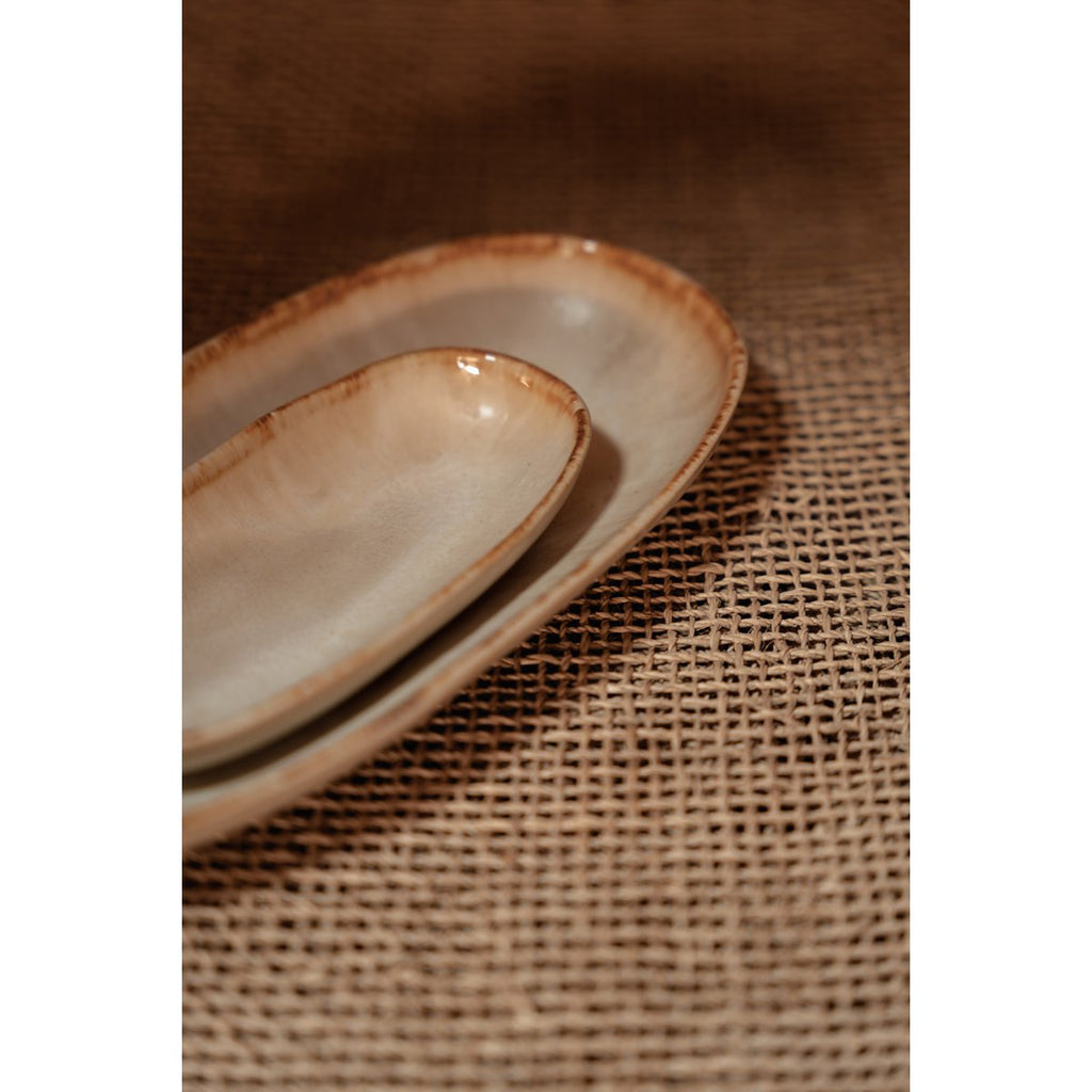 Assiette ovale en grès Cascais – Blanc Nacré Bord Ambré – S | Bazar Bizar