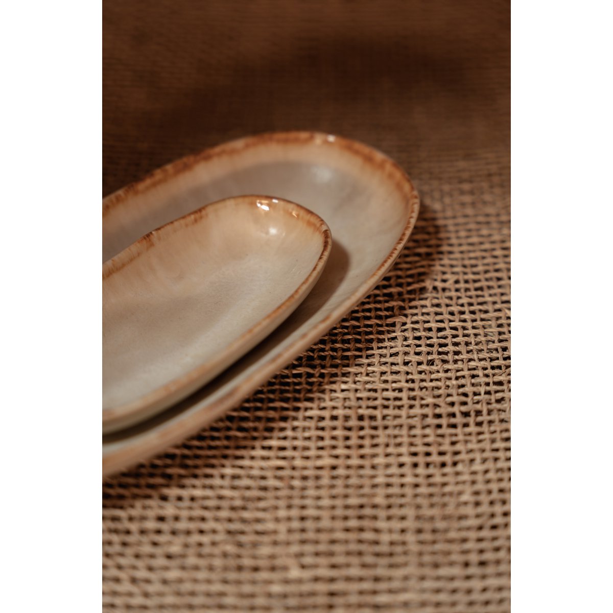 Assiette ovale en grès Cascais – Blanc Nacré Bord Ambré – S | Bazar Bizar
