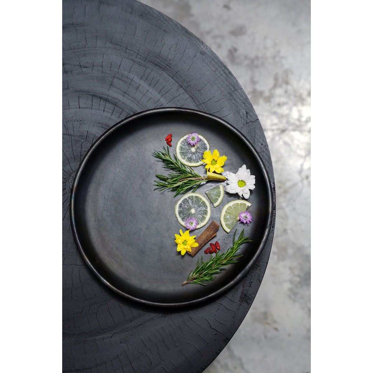 Assiette en terre cuite brûlée Burned Classic – Noir – L | Bazar Bizar