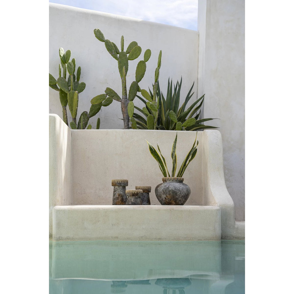 Vase en terre cuite et raphia Styly – Gris Antique – L | Bazar Bizar