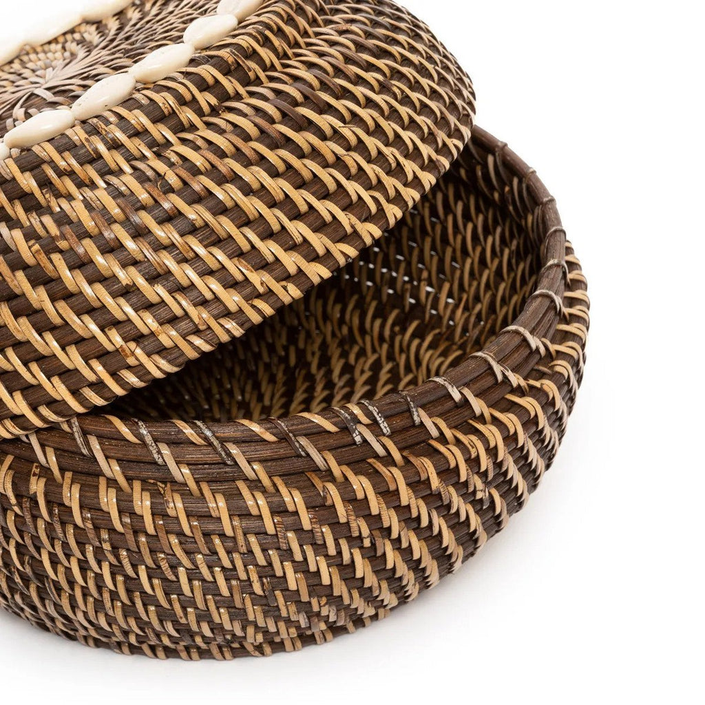 Panier en rotin orné de cauris Colonial Peek-a-Boo – Brun Naturel – M | Bazar Bizar