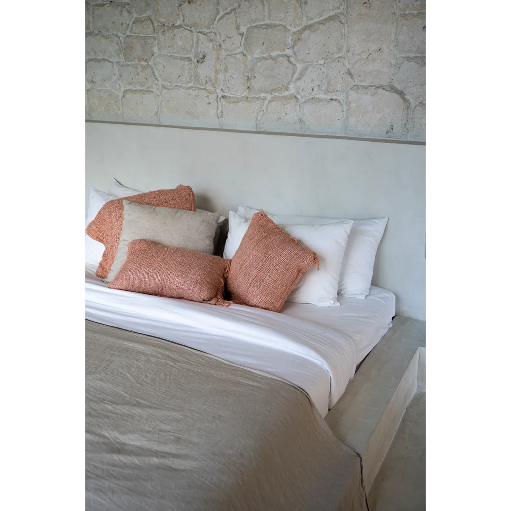 Housse de coussin en coton Oh My Gee – Rose Saumon – 30×50cm | Bazar Bizar