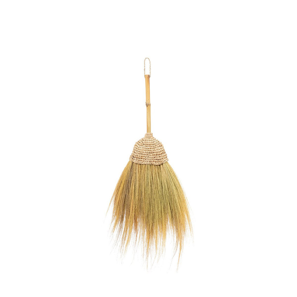 Balai décoratif en raphia naturel – The Raphia Broom | Bazar Bizar