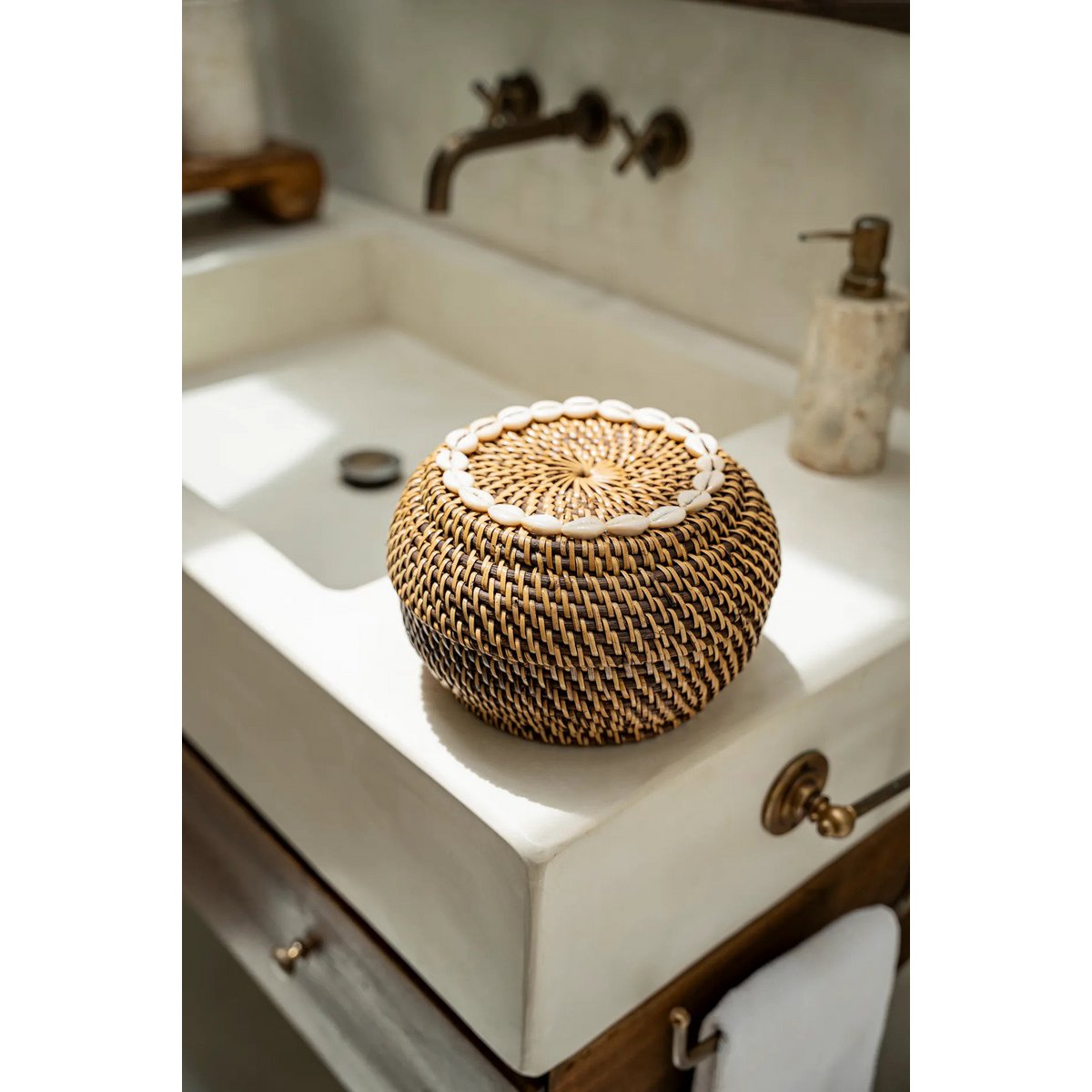 Panier en rotin orné de cauris Colonial Peek-a-Boo – Brun Naturel – M | Bazar Bizar