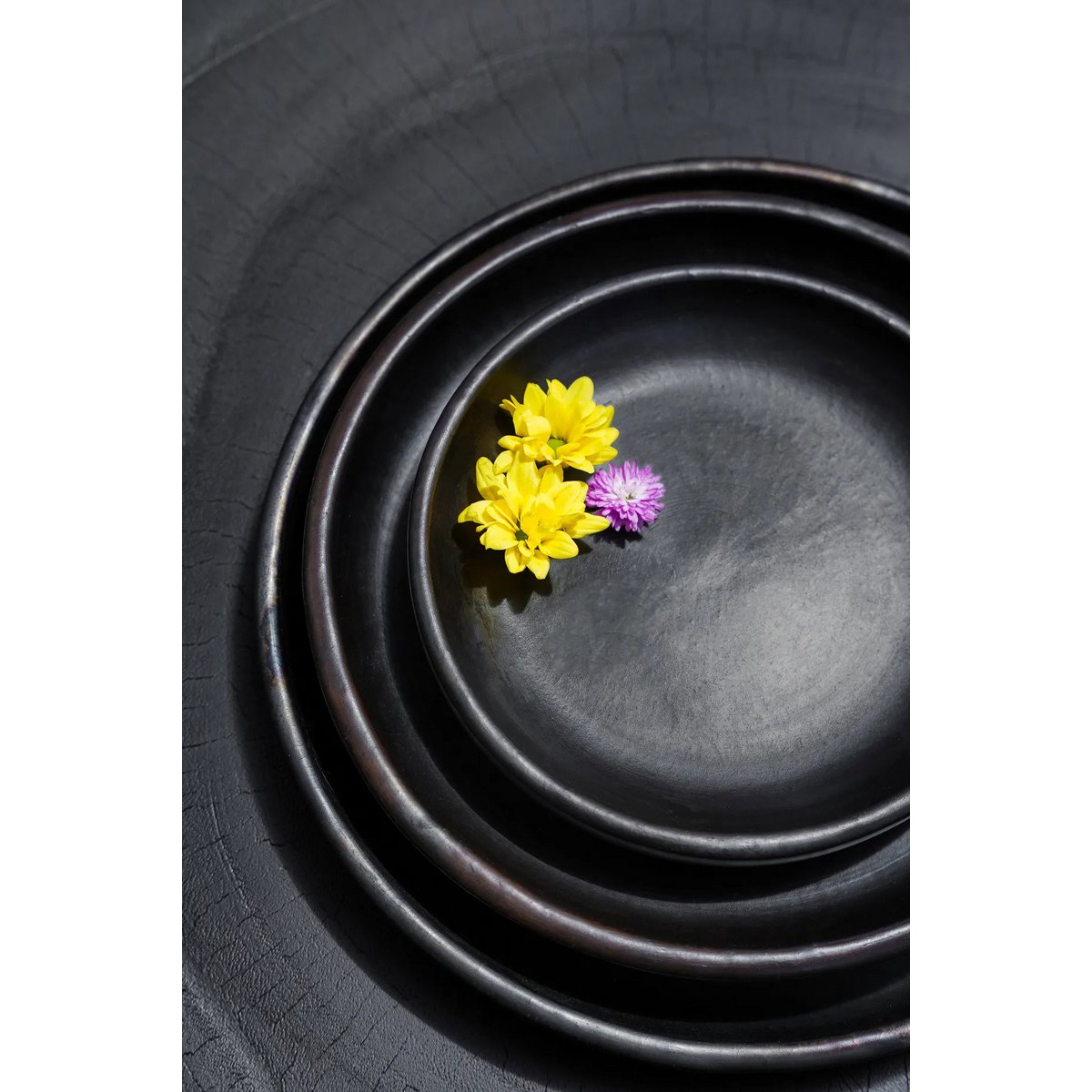 Assiette en terre cuite brûlée Burned Classic – Noir – L | Bazar Bizar