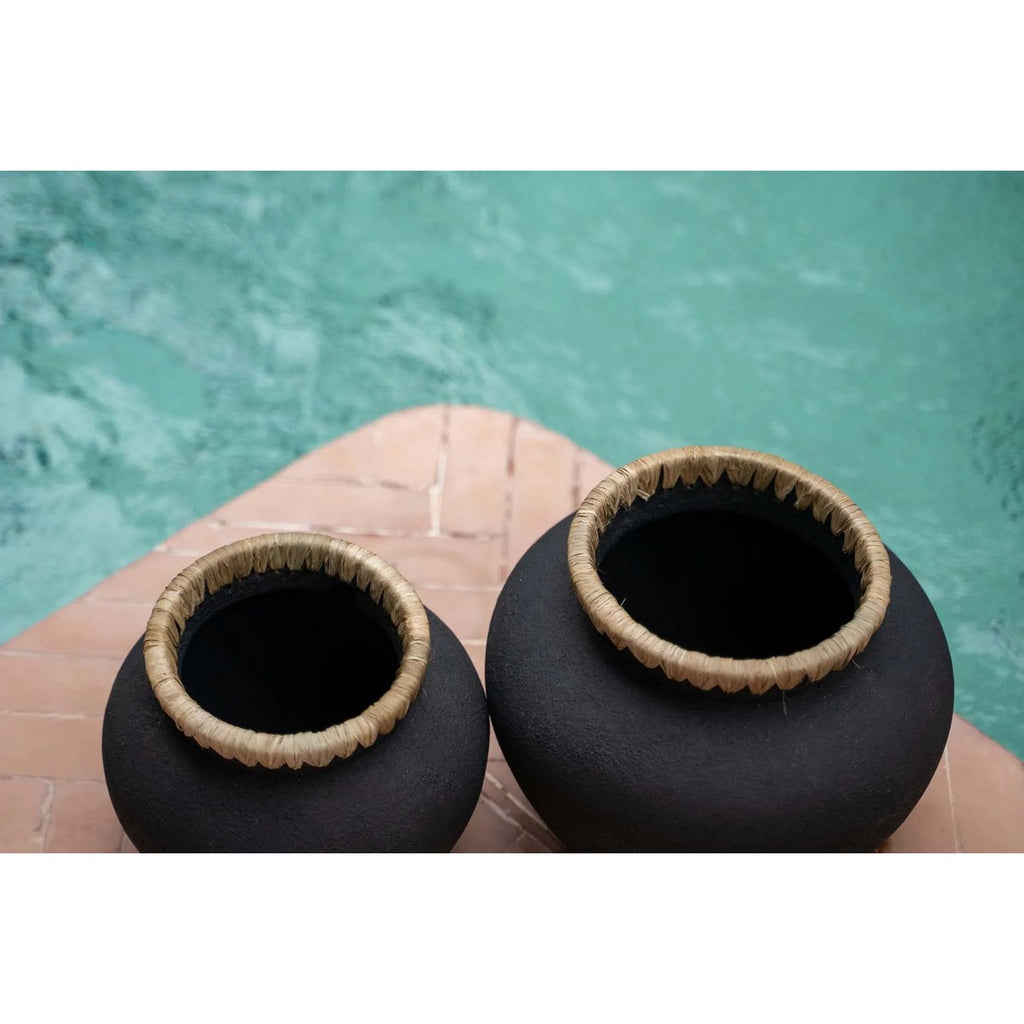 Vase en terre cuite et raphia Styly – Noir Naturel – L | Bazar Bizar
