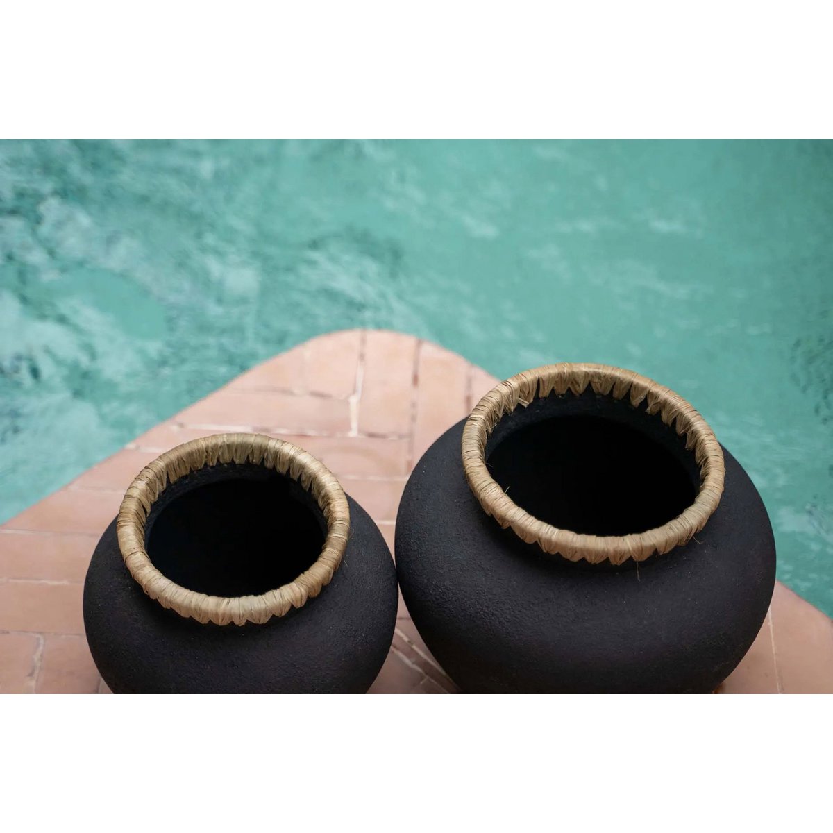 Vase en terre cuite et raphia Styly – Noir Naturel – L | Bazar Bizar