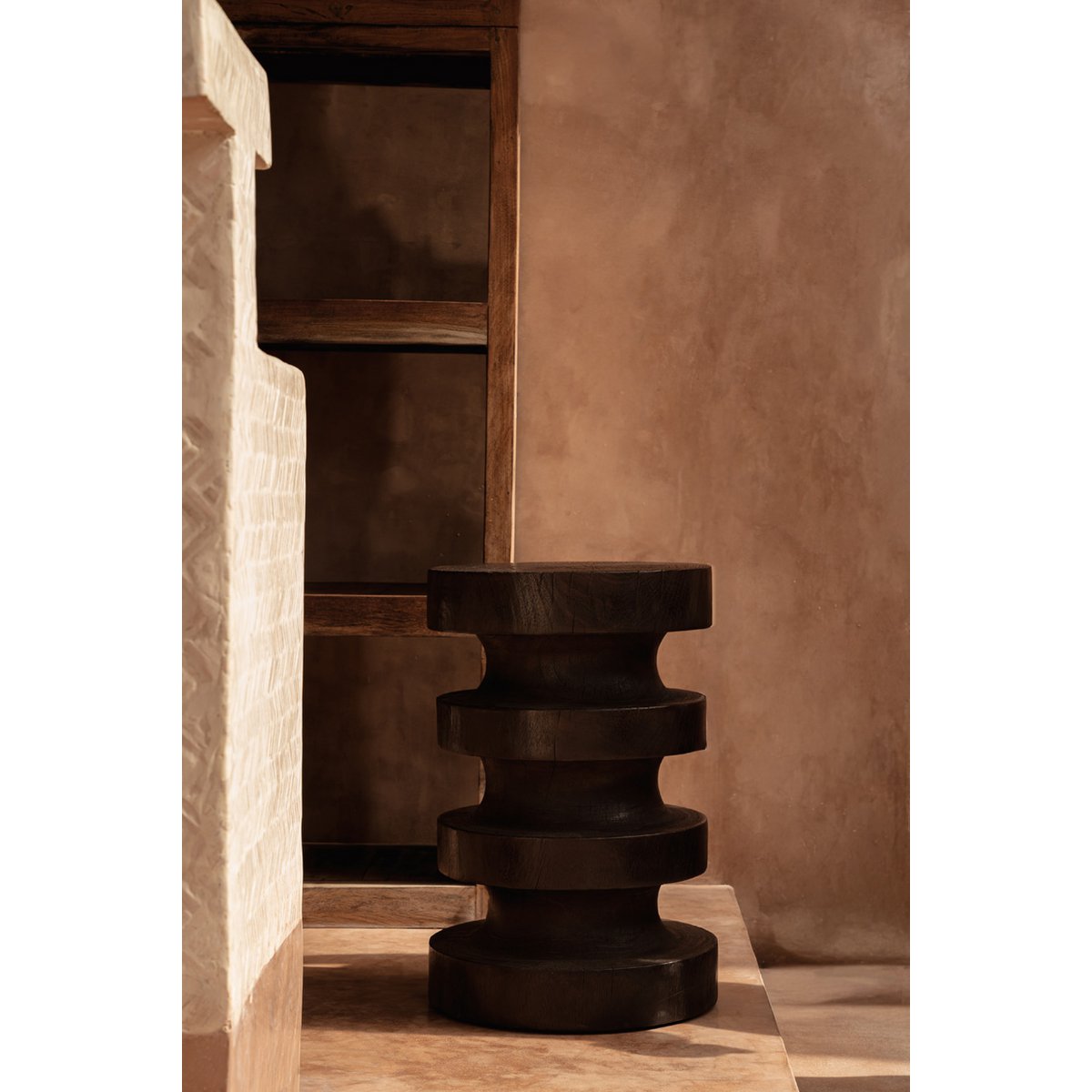 Table d’appoint Moka Rings en manguier massif finition noyer foncé 40 × 40 × 60 cm