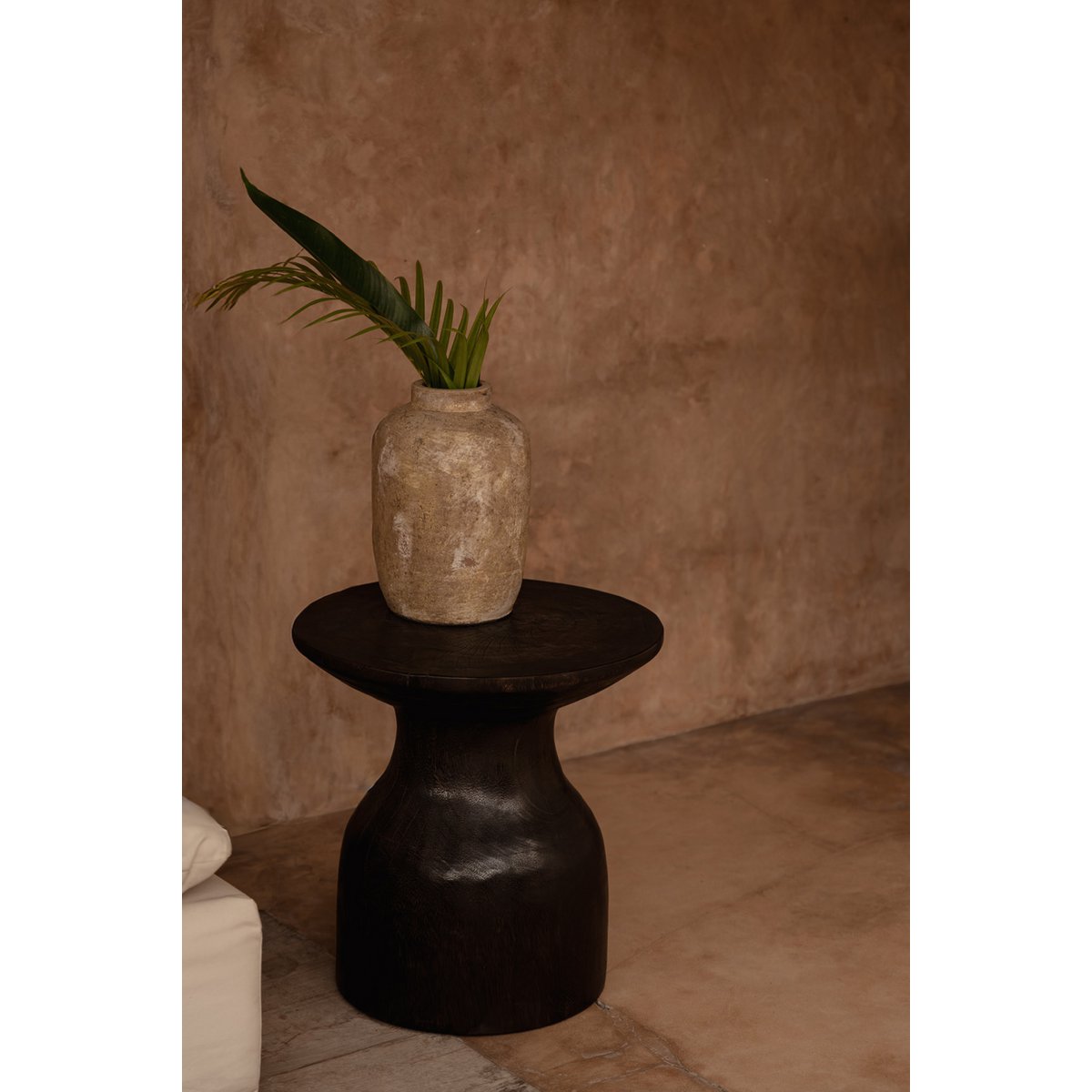 Table d’appoint en bois massif Hourglass – Noyer Foncé | Bazar Bizar