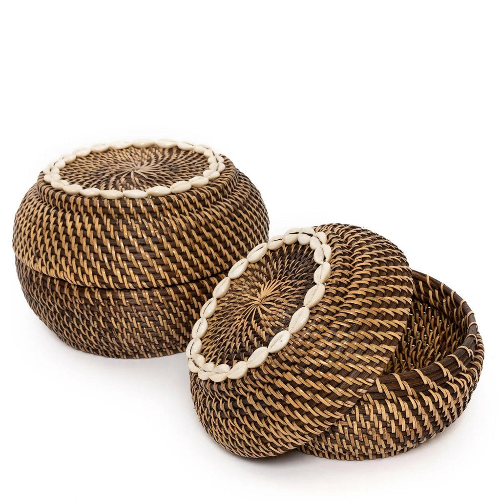 Panier en rotin orné de cauris Colonial Peek-a-Boo – Brun Naturel – M | Bazar Bizar