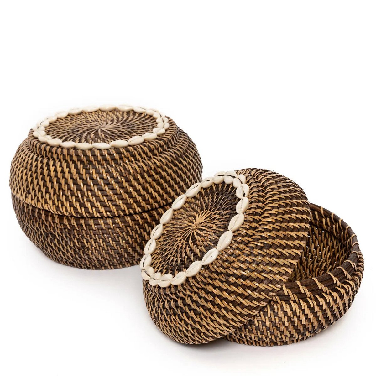 Panier en rotin orné de cauris Colonial Peek-a-Boo – Brun Naturel – M | Bazar Bizar