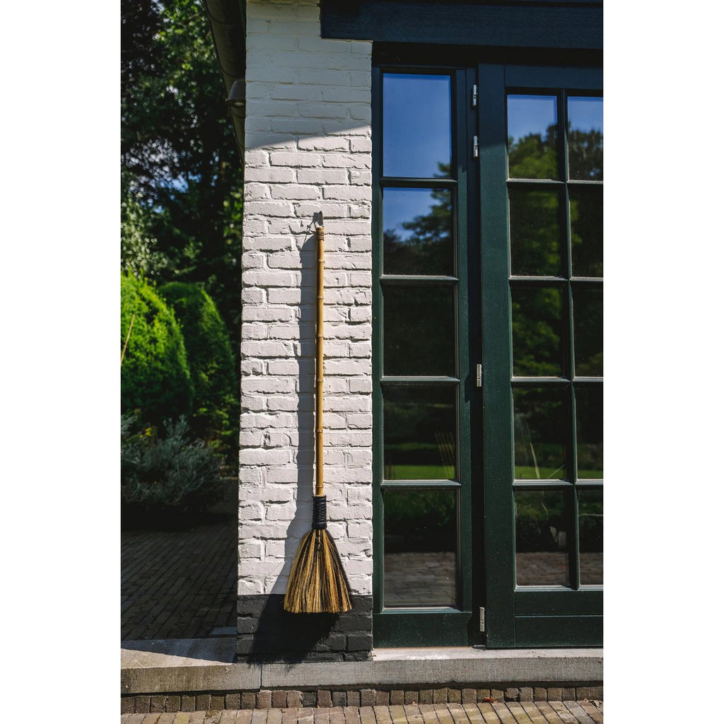 Grand balai décoratif en herbe naturelle – Noir Naturel – 130cm | Bazar Bizar