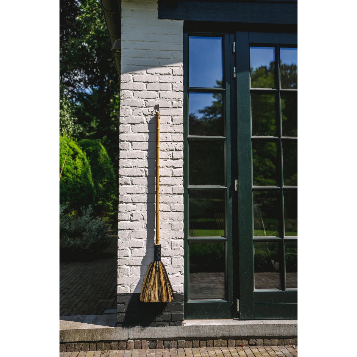 Grand balai décoratif en herbe naturelle – Noir Naturel – 130cm | Bazar Bizar