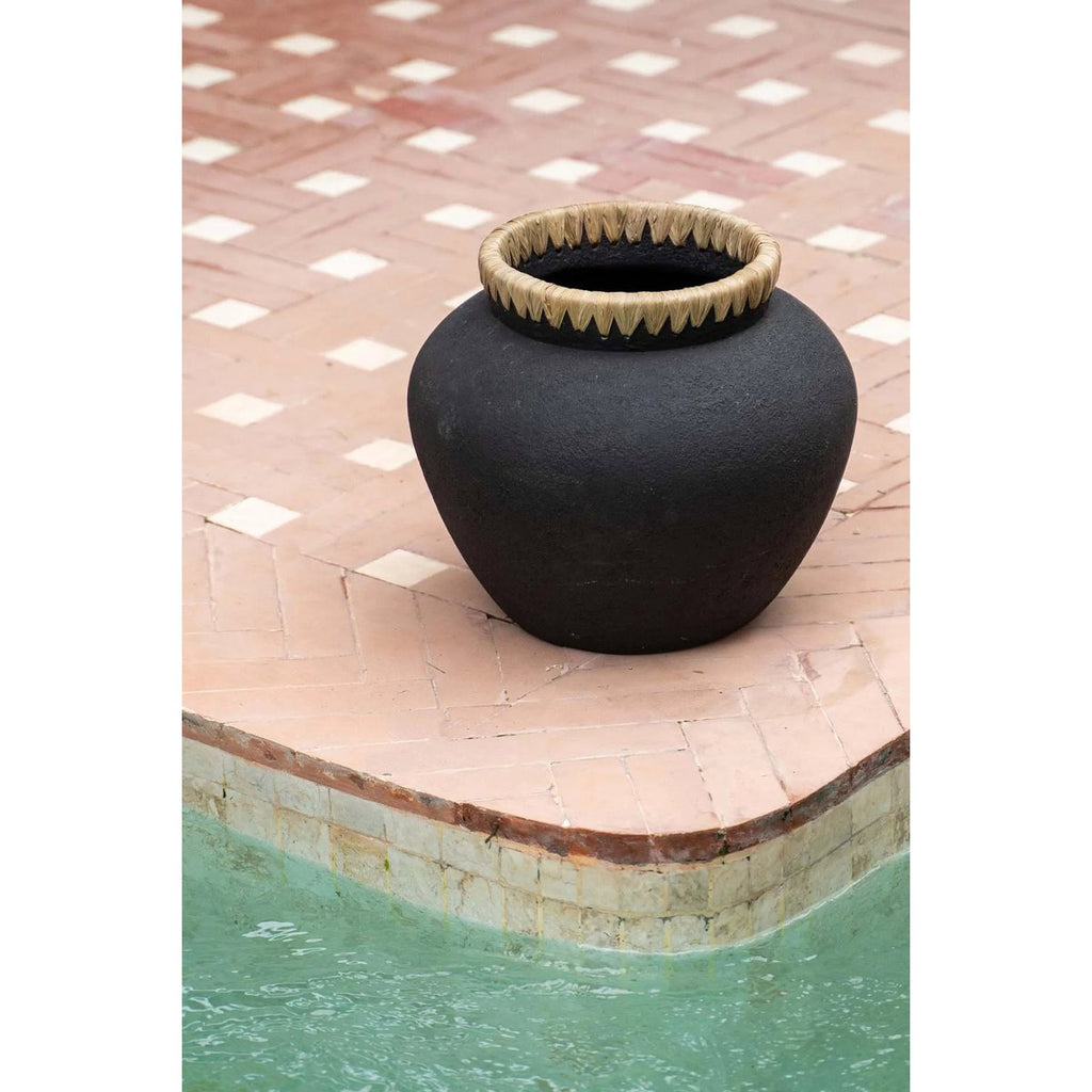 Vase en terre cuite et raphia Styly – Noir Naturel – L | Bazar Bizar