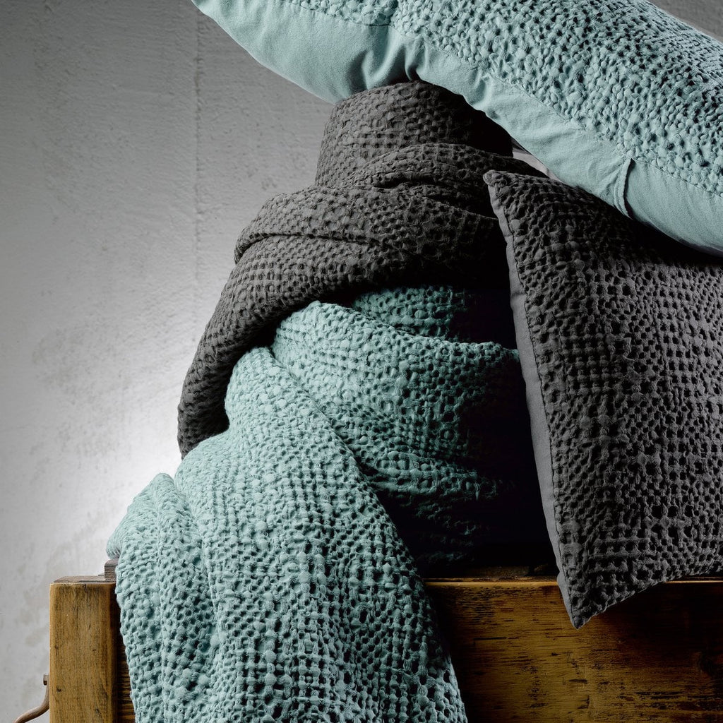 Jeté de lit Tana Vert de gris en coton stonewashed 180 × 260 cm