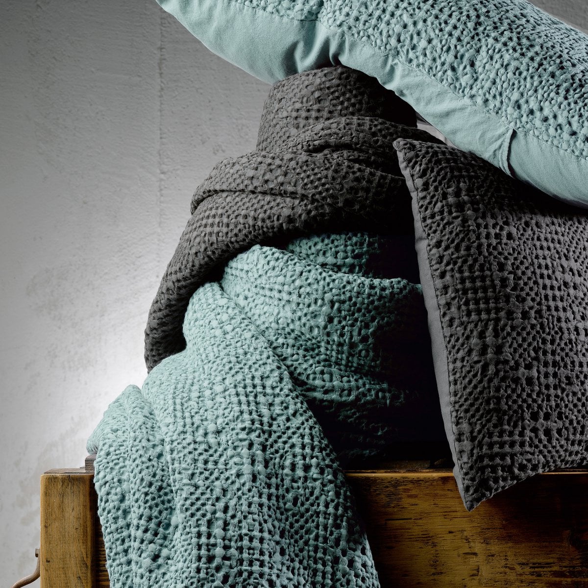Jeté de lit Tana Vert de gris en coton stonewashed 180 × 260 cm