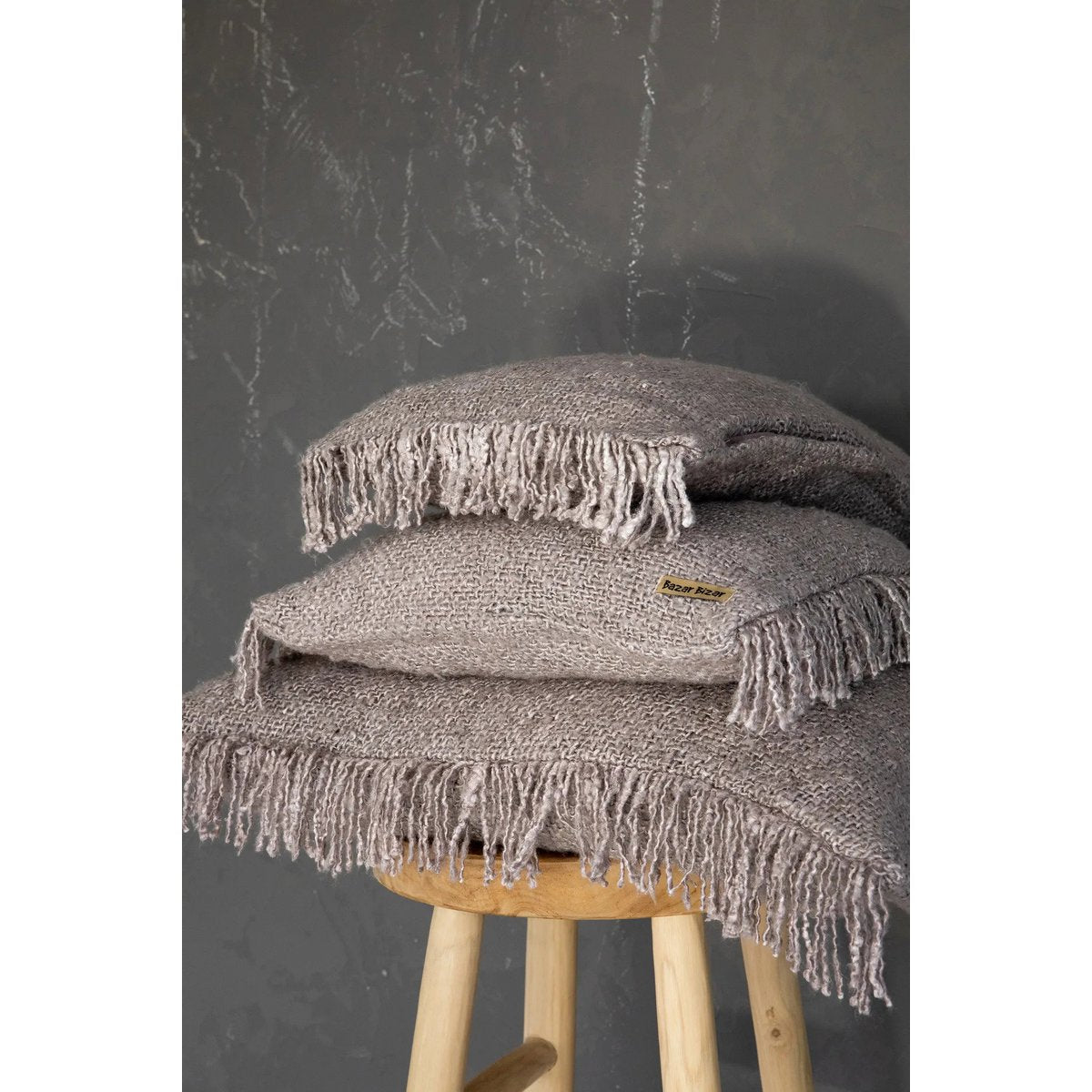 Housse de coussin en coton Oh My Gee – Gris Perle – 60×60cm | Bazar Bizar