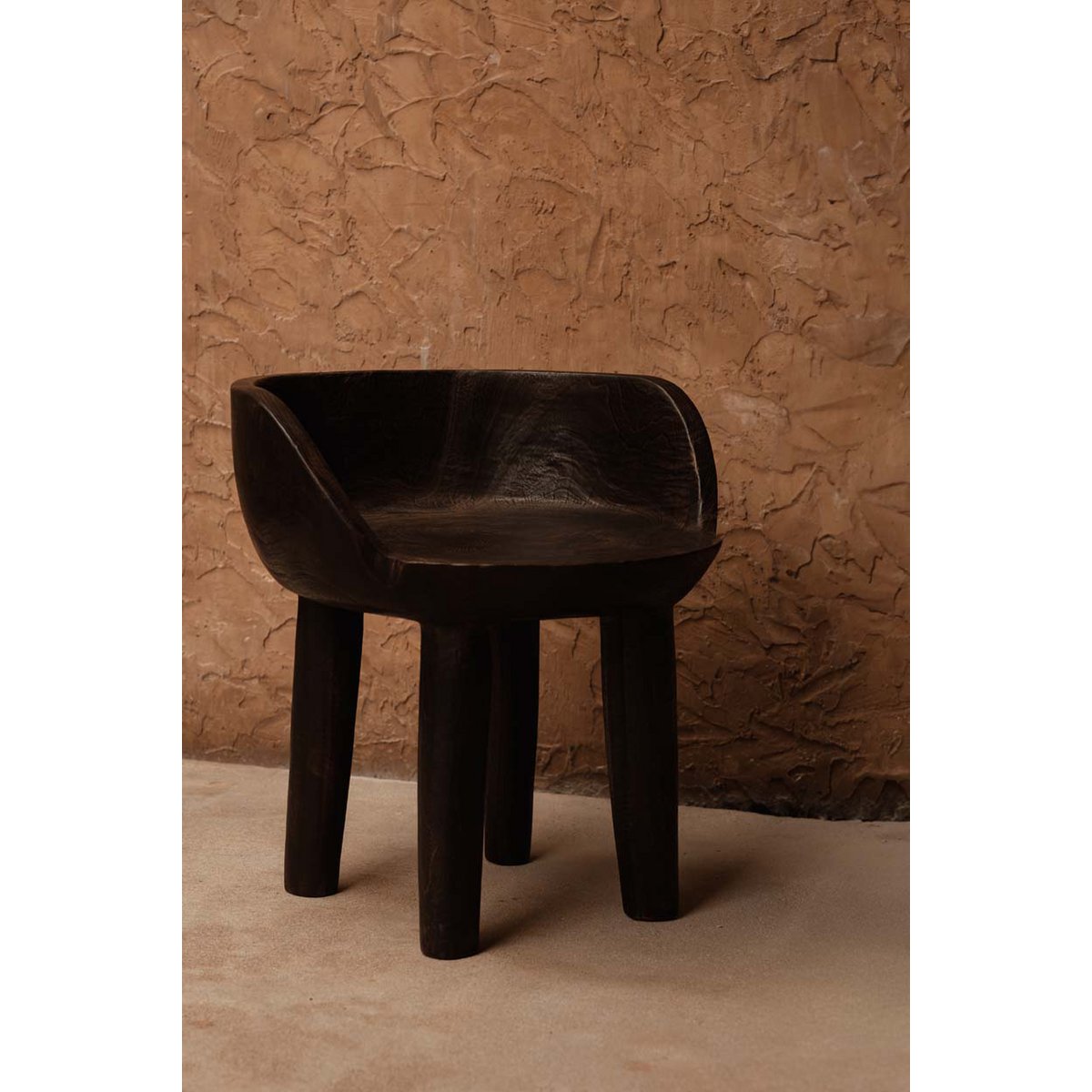 Chaise basse The Sit Happens – Noyer foncé | Bazar Bizar