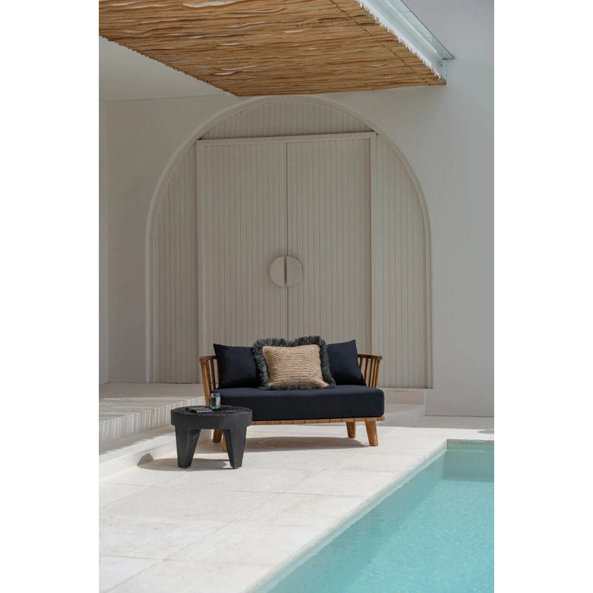 Table basse sculpturale en bois de suar Madero – Noir | Bazar Bizar