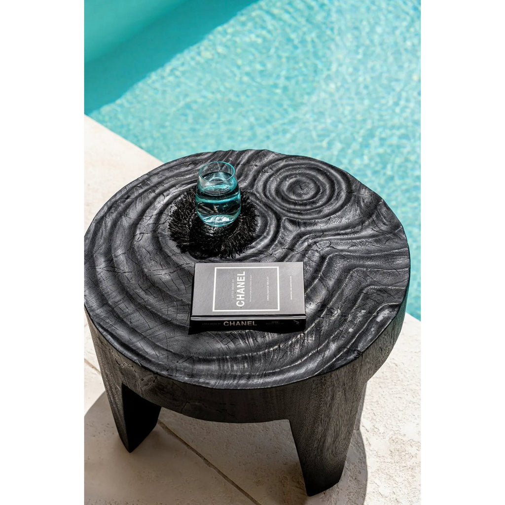 Table basse sculpturale en bois de suar Madero – Noir | Bazar Bizar