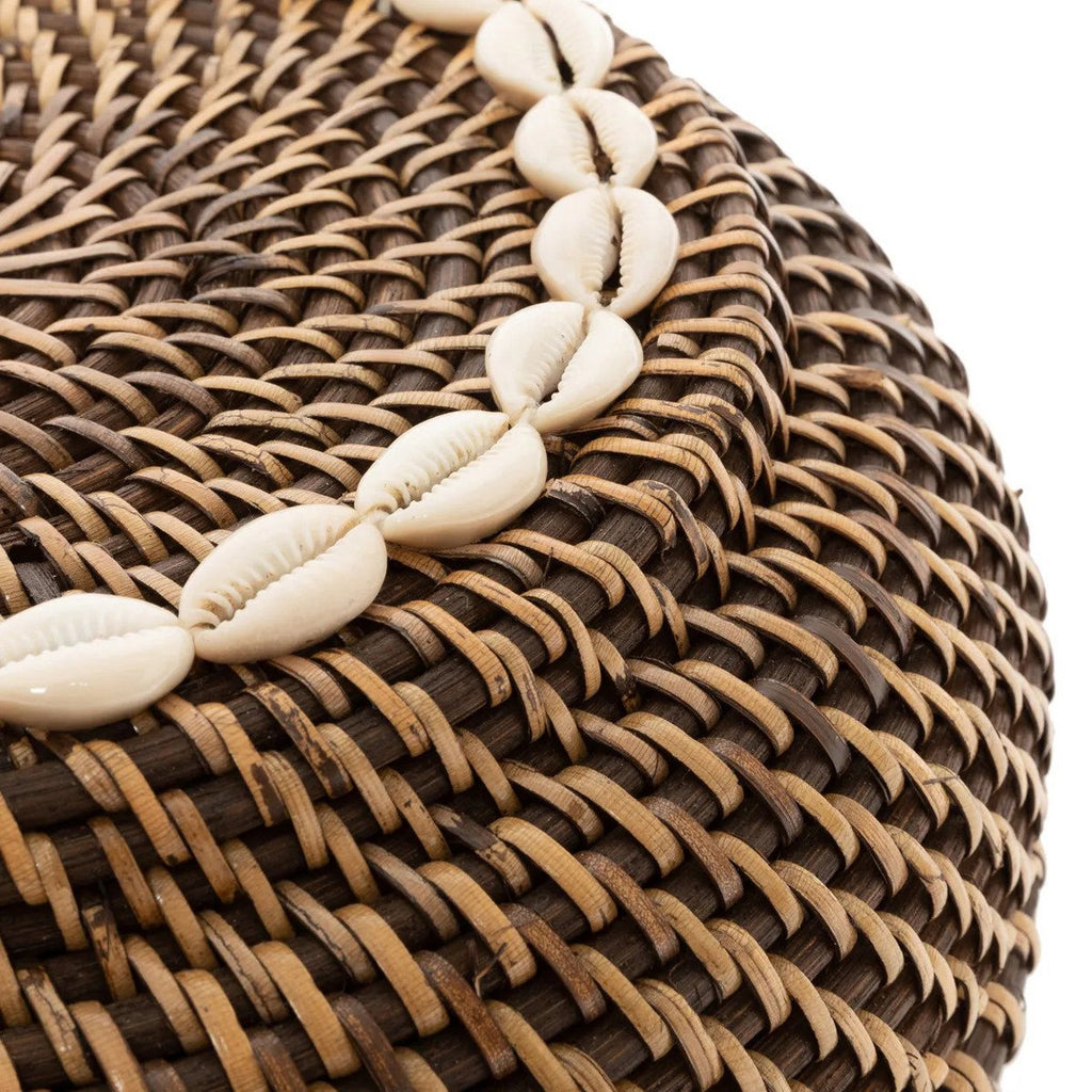 Panier en rotin orné de cauris Colonial Peek-a-Boo – Brun Naturel – M | Bazar Bizar