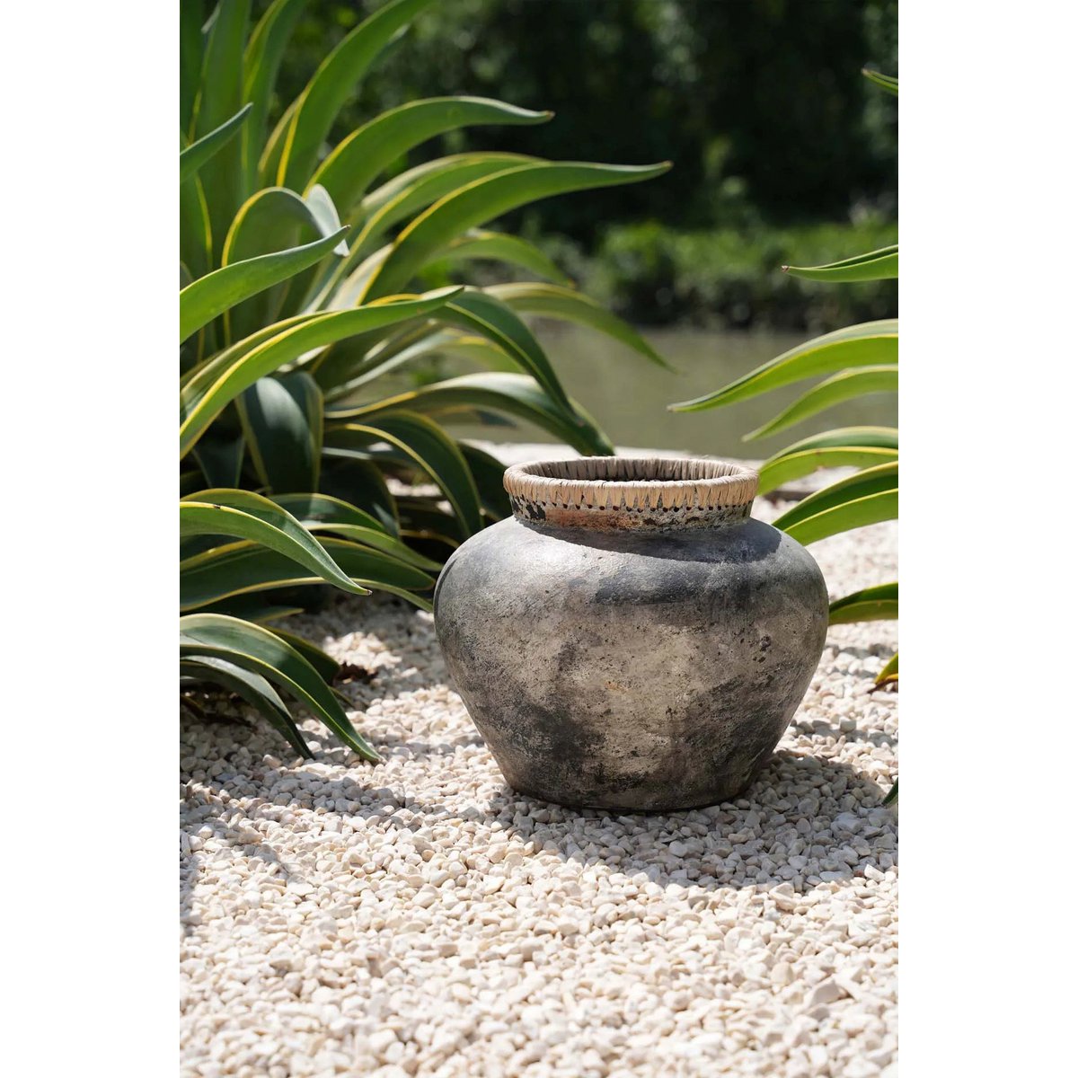 Vase en terre cuite et raphia Styly – Gris Antique – L | Bazar Bizar