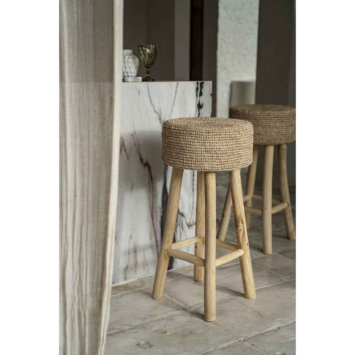 Tabouret de bar en raphia et teck – Naturel – 75cm | Bazar Bizar