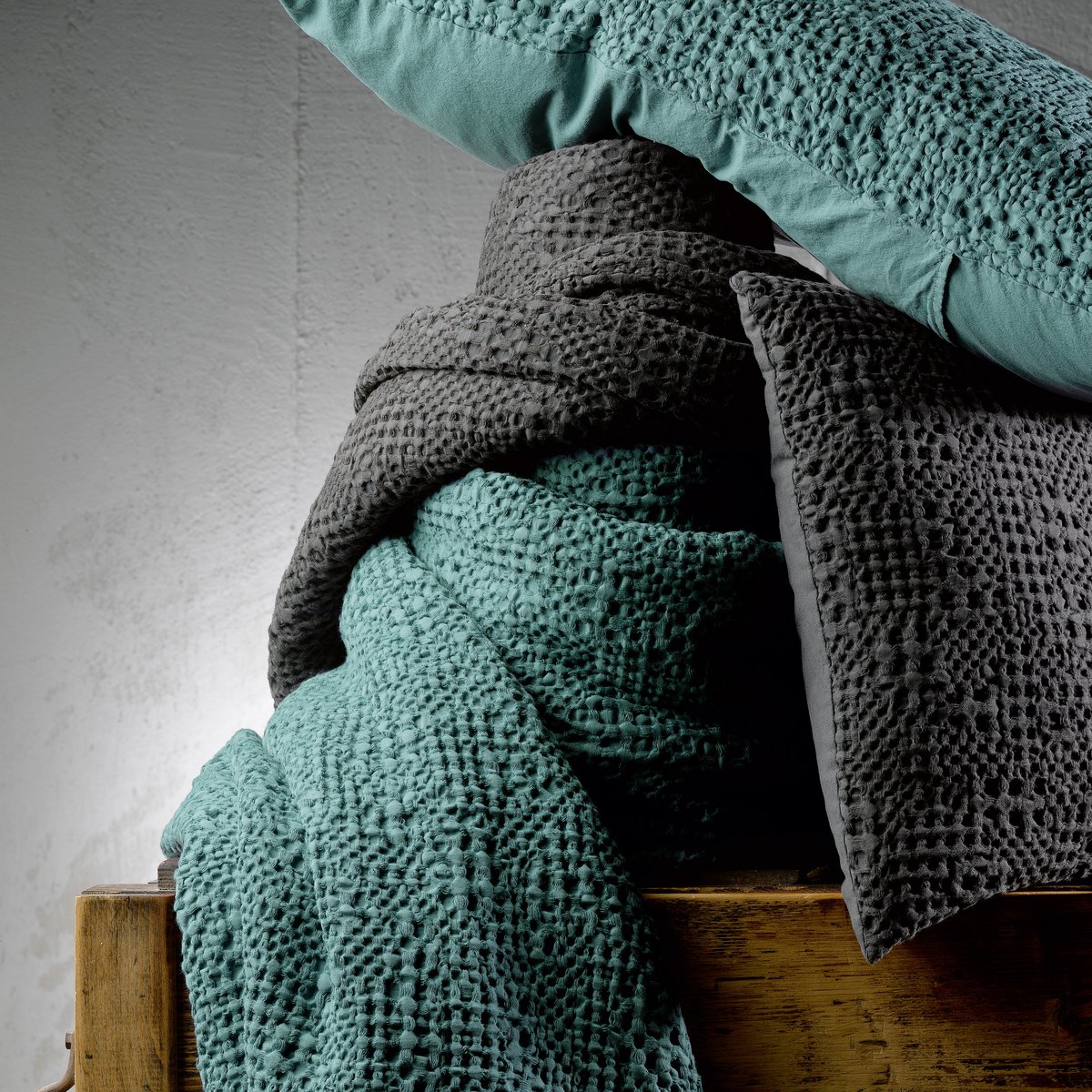 Jeté de lit Tana Prusse en coton stonewashed 180 × 260 cm