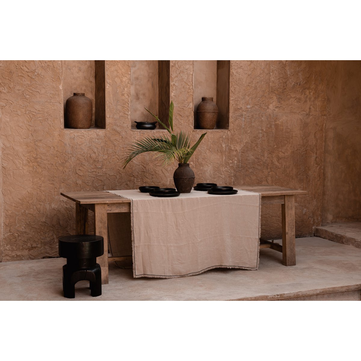 Tabouret en bois massif Squat Spot – Noir | Bazar Bizar