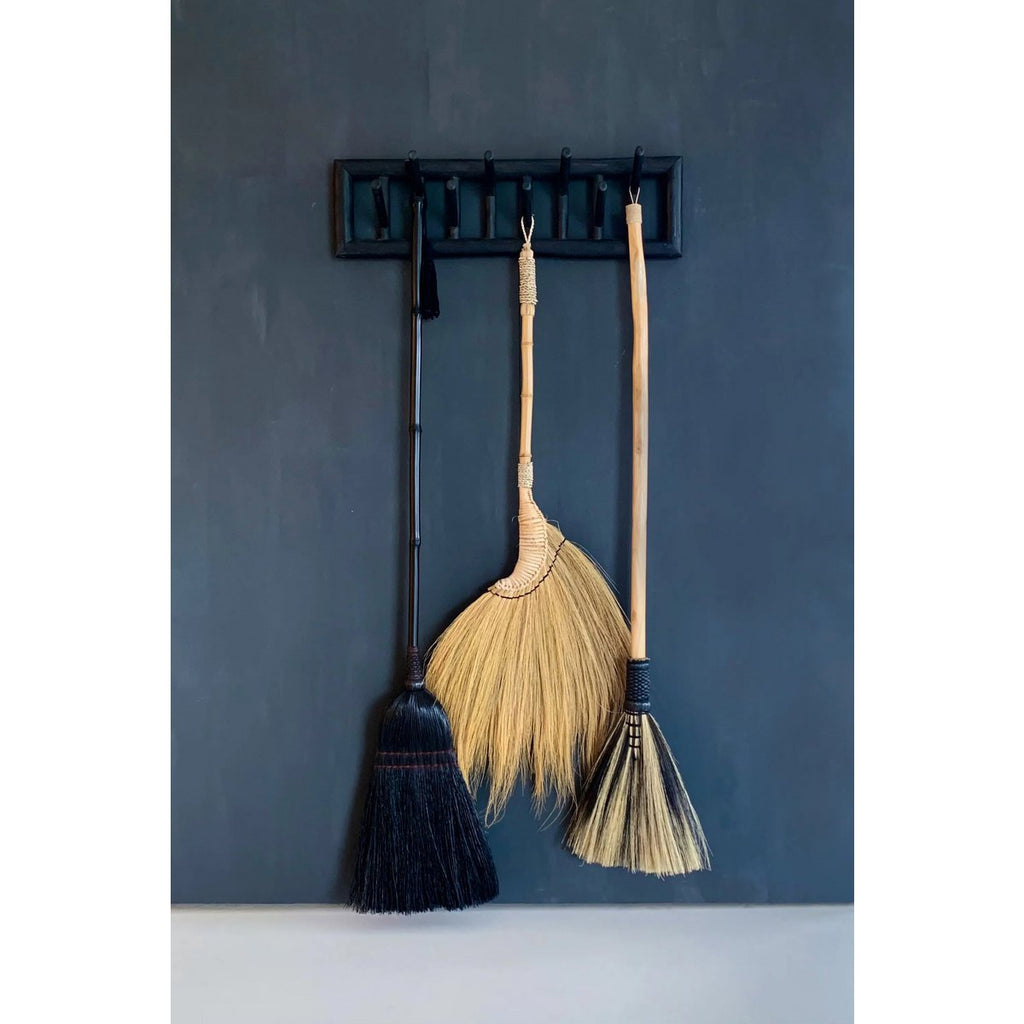 Grand balai décoratif en herbe naturelle – Noir Naturel – 130cm | Bazar Bizar
