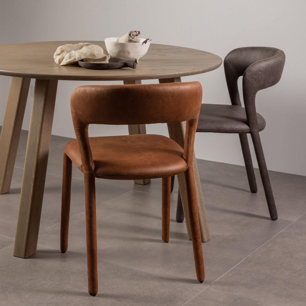 NOBLE CHAISE DE SALLE A MANGER ASPECT CUIR COGNAC