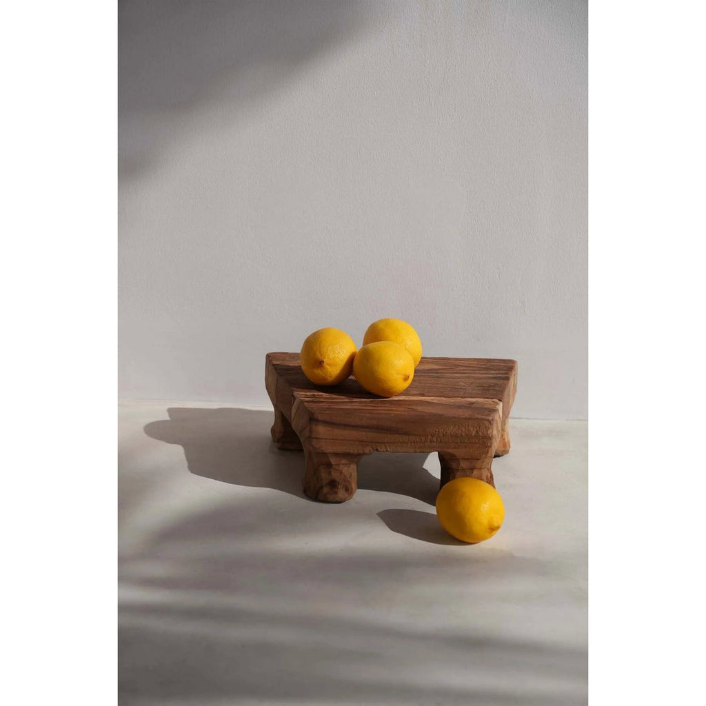 Plateau en teck massif Yummy Tray – Naturel – Pieds Surelevés | Bazar Bizar