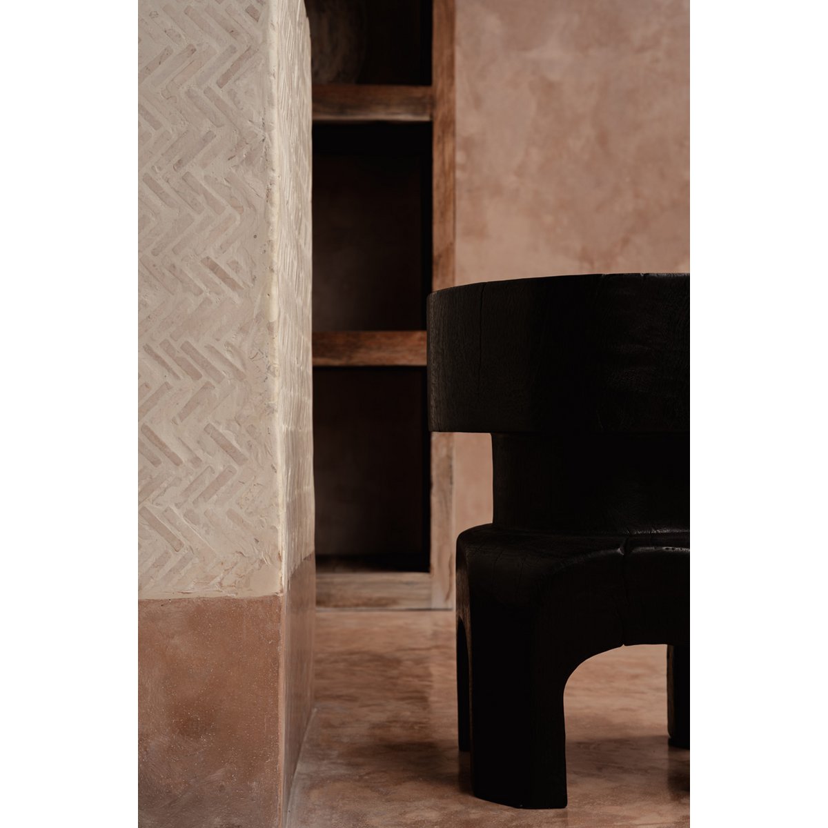Tabouret en bois massif Squat Spot – Noir | Bazar Bizar
