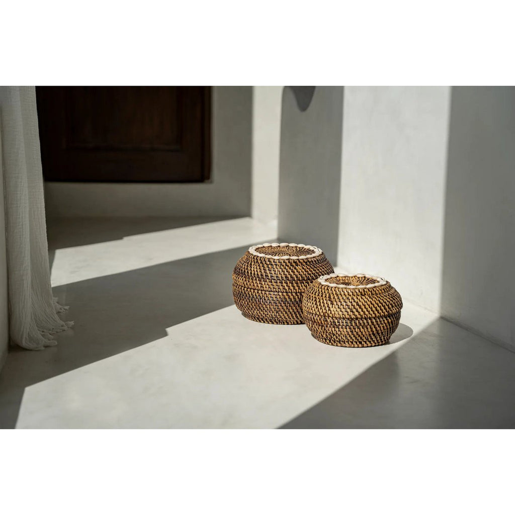 Panier en rotin orné de cauris Colonial Peek-a-Boo – Brun Naturel – M | Bazar Bizar