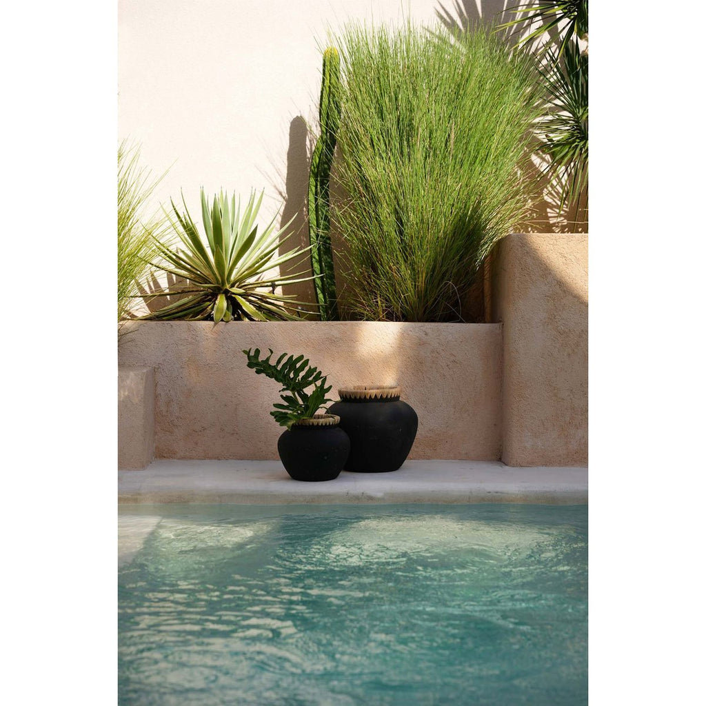 Vase en terre cuite et raphia Styly – Noir Naturel – L | Bazar Bizar