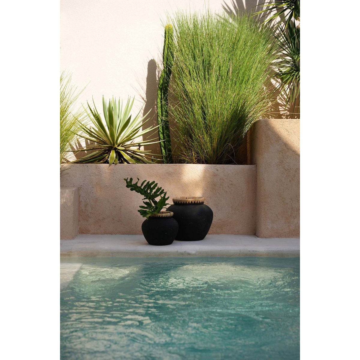 Vase en terre cuite et raphia Styly – Noir Naturel – L | Bazar Bizar