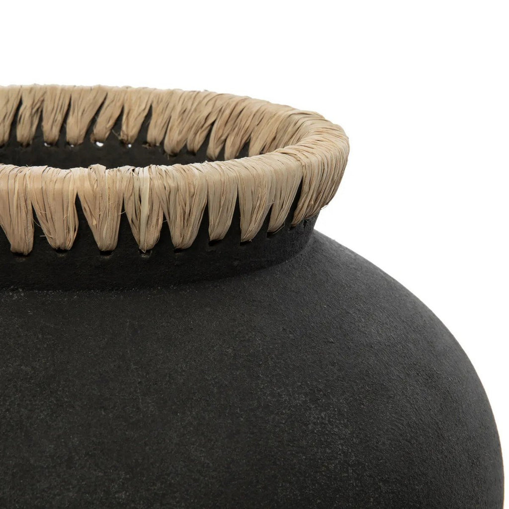 Vase en terre cuite et raphia Styly – Noir Naturel – L | Bazar Bizar