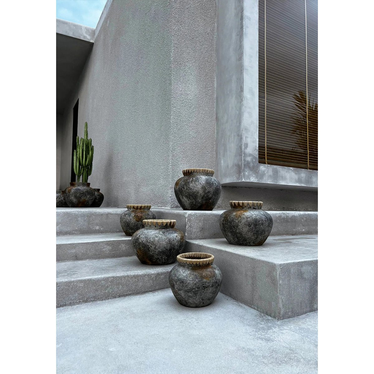 Vase en terre cuite et raphia Styly – Gris Antique – L | Bazar Bizar