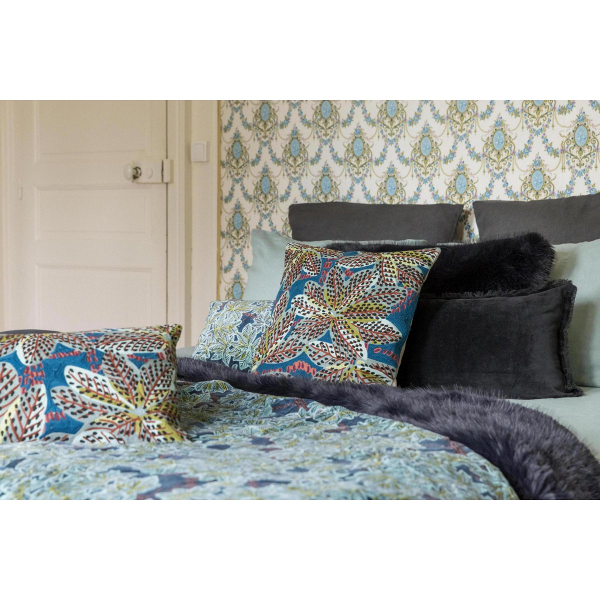 Coussin Fara Caviar en velours de coton à franges 40 × 65 cm