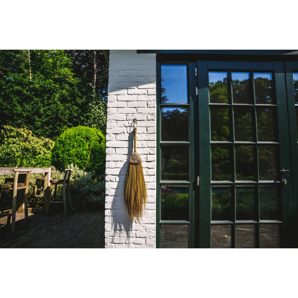 Balai décoratif en raphia naturel – The Raphia Broom | Bazar Bizar